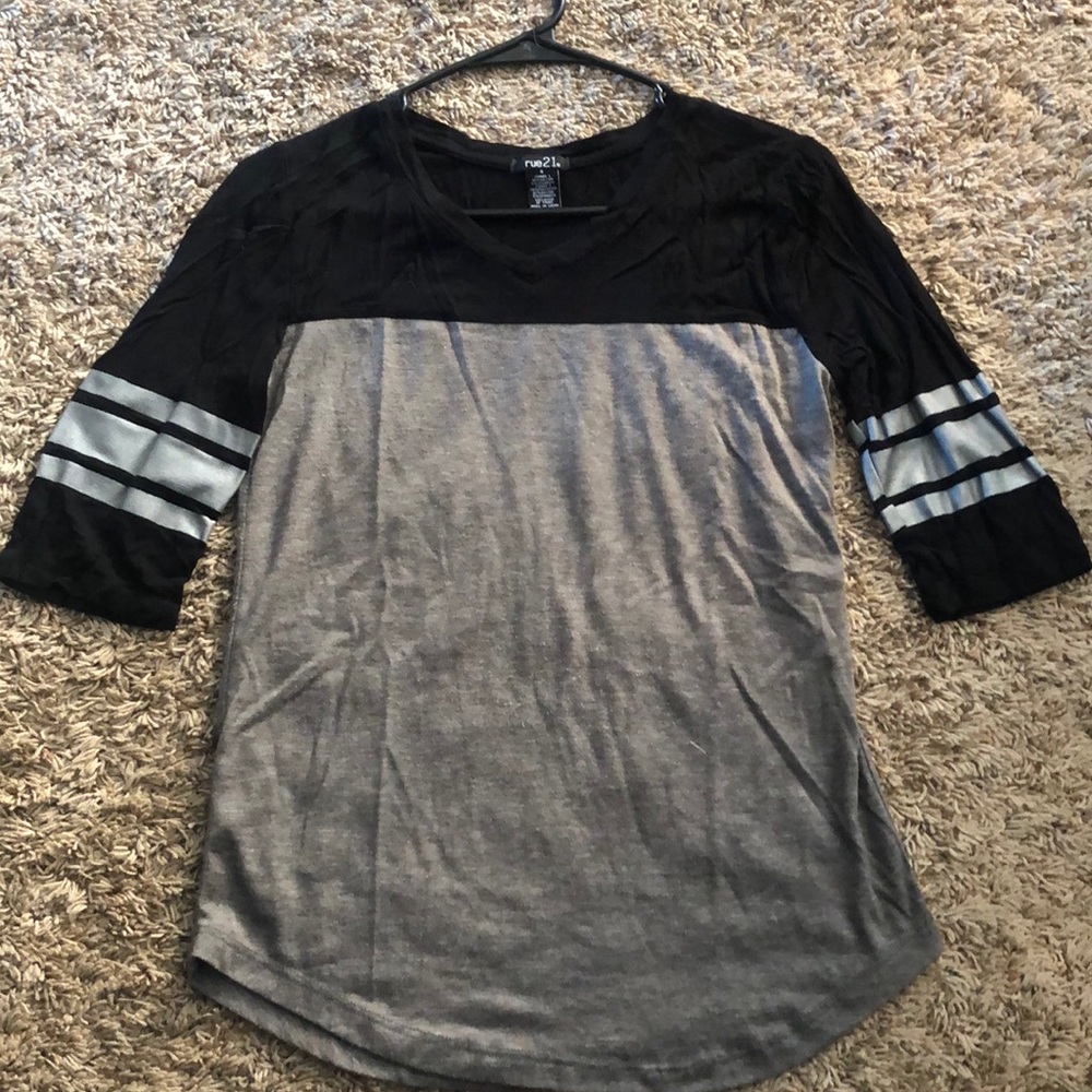 Quarter sleeve shirt.